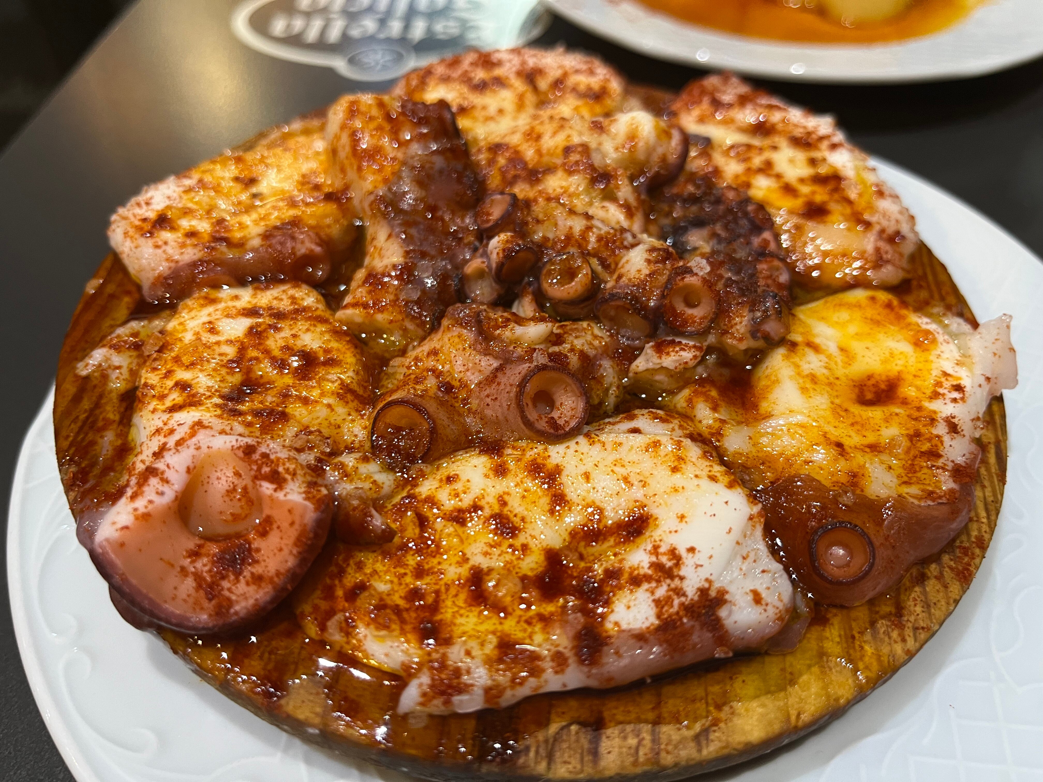 Pulpo a feira sobre tabla de madera